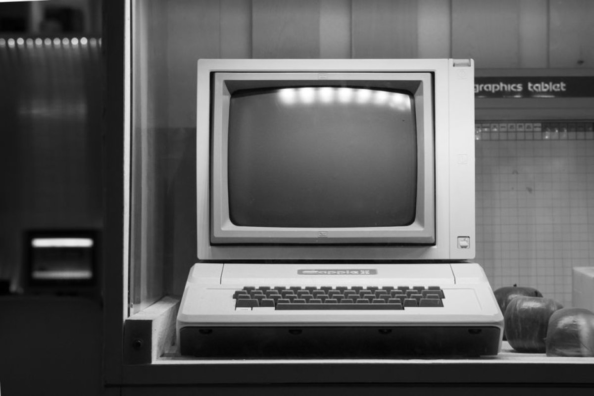 retro computer running windows 11