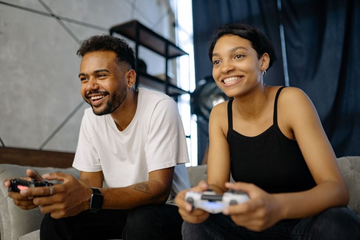 couple playing video game