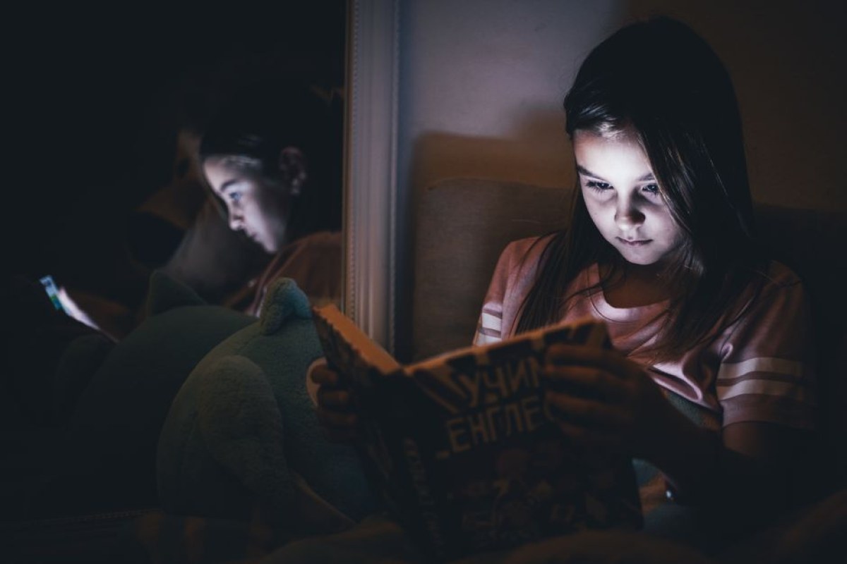 child smartphone reading